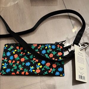 BAGGU Floral Lanyard Pouch in Black only contains one pouch as image）